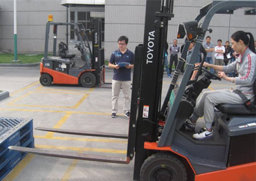 操作叉車(chē)前檢查、避讓障礙物、叉車(chē)倒車(chē)行駛要求、叉車(chē)停車(chē)放置及行為規(guī)范。